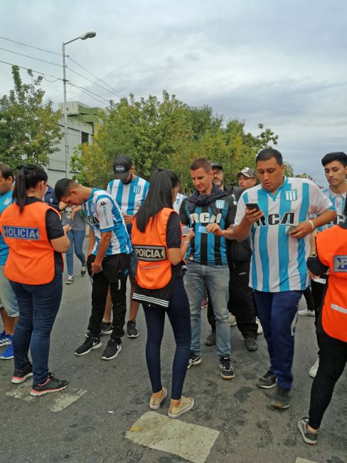 Die weitaus wichtigere kulturelle Erfahrung in Buenos Aires ist der Besuch eines Fussballspiels.