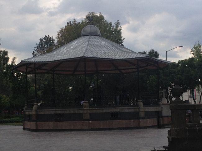 Tanzpavillion. Und am Rand schlafende Obdachlose :(