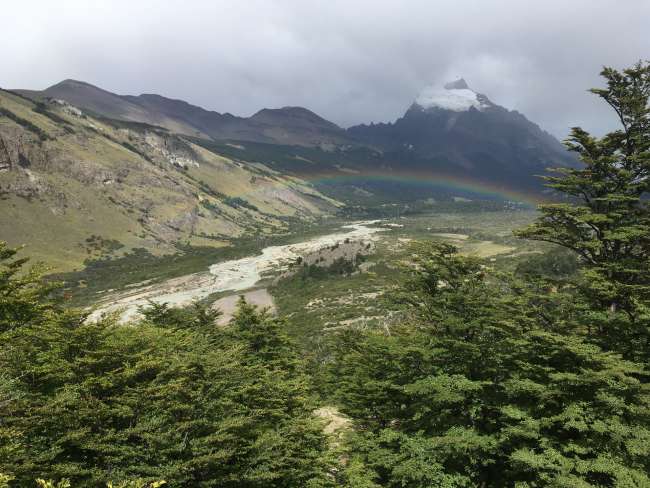 Blick auf Cerro Torres mit Regenbogen