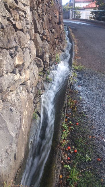 Wassermengen, die von Hand mehrmals täglich in den Levadas bzw. kleineren Verteilkanälen umgesteckt werden