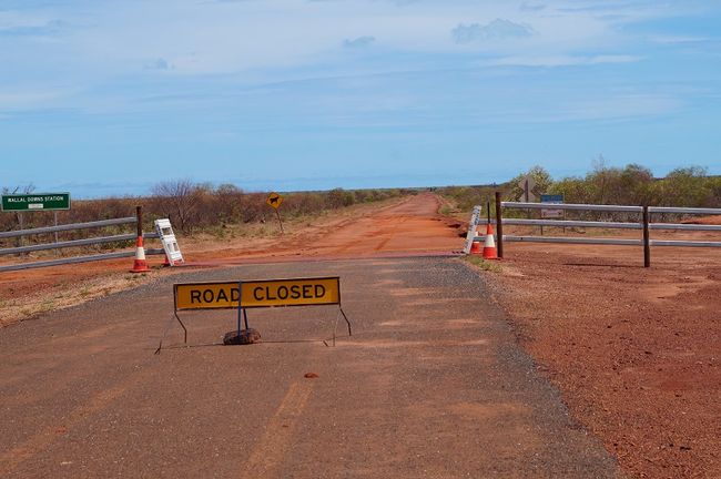 von der befestigen Straße Broome nach Port Hedland aus gesehen, Road closed