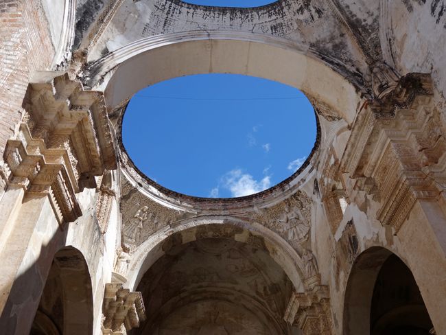 Ruine der Kathedrale von Antigua, wie das ganze Städtchen 1773 von Erdbeben zerstört, aber im Gegensatz zu vielen anderen Gebäuden nie wieder aufgebaut.