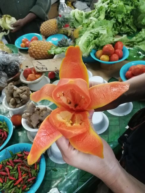Papaya, liebevoll geschnitten Von einem Händler auf dem Markt in Nadi