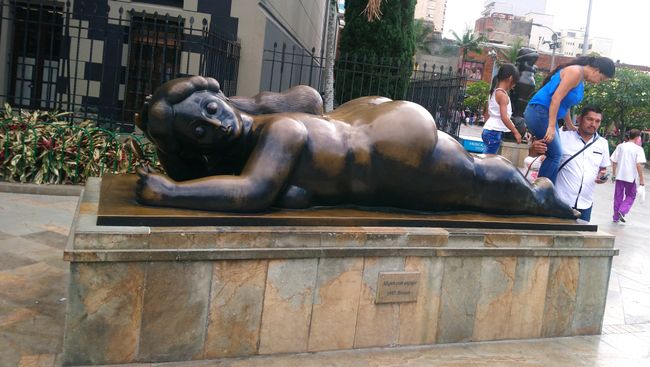 Draussen auf dem Platz sind die berühmten Figuren von Botero zu sehen.