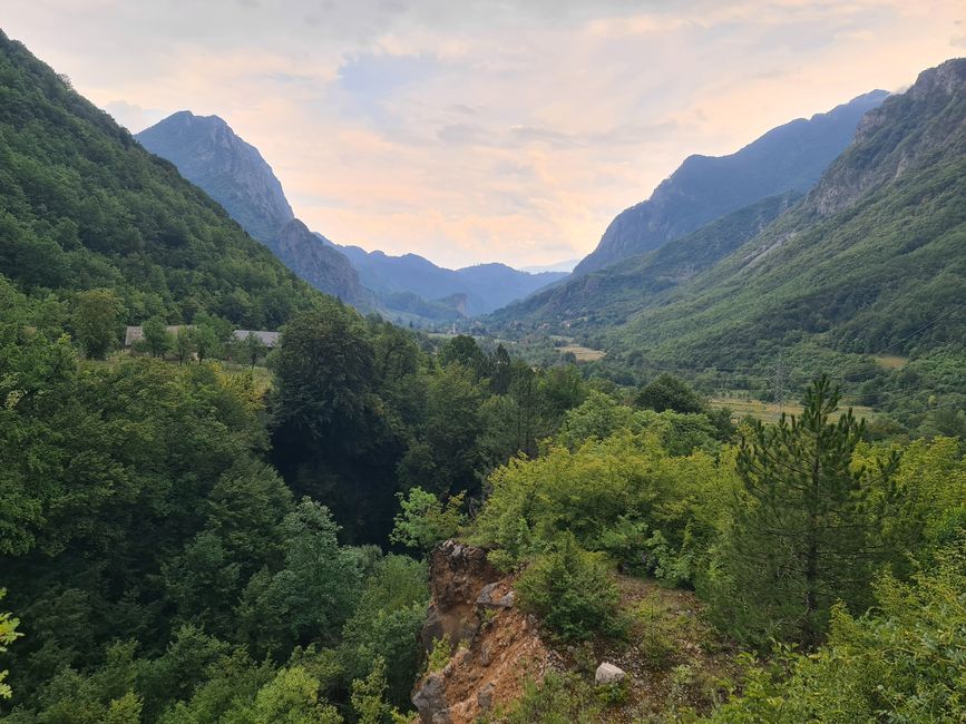Nun ging es vom sonnigen Konjic in die dunklen Berge. Die Orte wurden schnell weniger und die bosnischen Kennzeichnen immer mehr von kroatischen ersetzt.