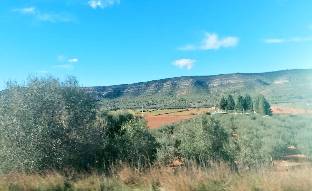 Impression von der Fahrt: spanische Landschaft – natürlich unter blauem Himmel.