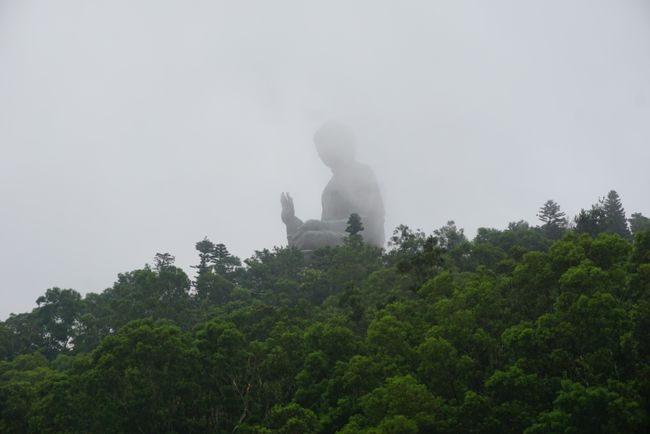 Tian Tan Buddha im Nebel