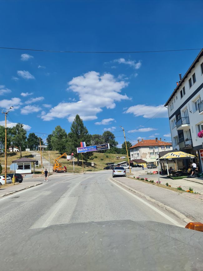 Der Ostteil Bosnien-Herzegowinas gehört zur Republik Srpska. Insofern dürfen serbische und russische Fahnen nicht fehlen.