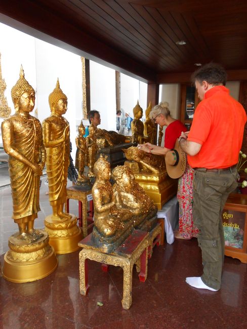 Hier koennen die Leute Geld ausgeben, um die Buddhas und Statuen mit mehr und mehr Blattgold zuzupflastern