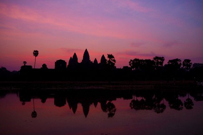 Sunrise with Willemien and Irene at Angor Wat, the "main temple". Getting up was worth it!! 
