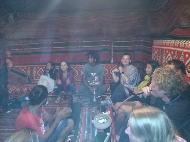 Hostellife - abends im Zelt bei Musik und Shisha