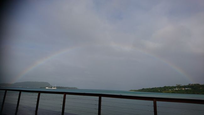 Regenbogen über der Port Vila Bay