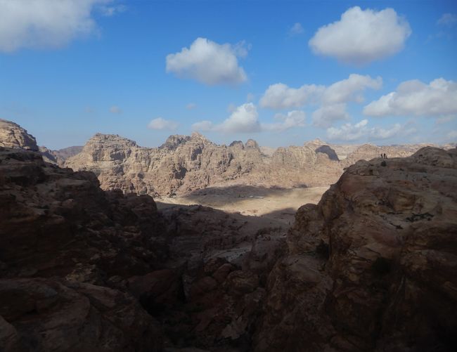 Weiter ins Innere von Petra verändern sich die Silhouetten der Bergketten wieder