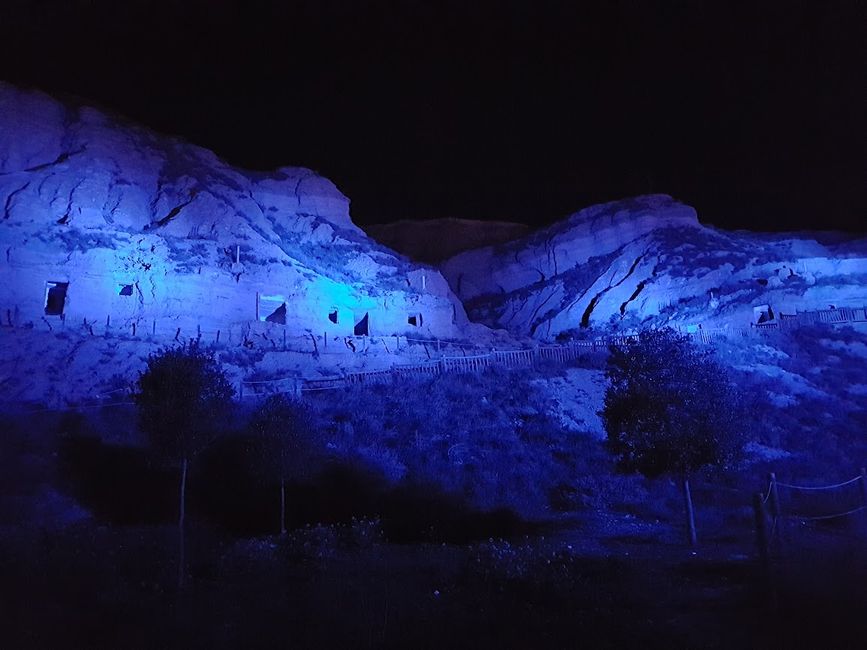 Die Höhlen von Arguedas, vom Parkplatz aus gesehen