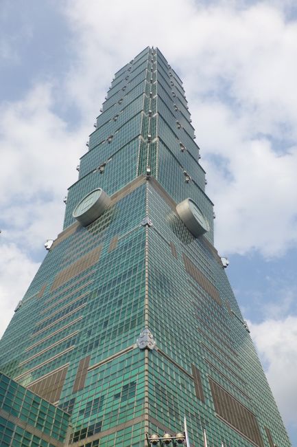 Der Taipeh 101 mit 508m Höhe. Der Turm ist so gebaut, dass er den Taifunen und Erdbeben in der Region standhalten kann.