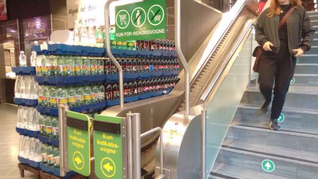 "Rolltreppe" für Einkaufswägen im Supermarkt