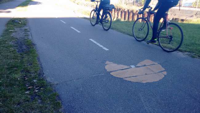 Bisschen Pac Man auf dem Fahrradweg. Humor haben sie ja
