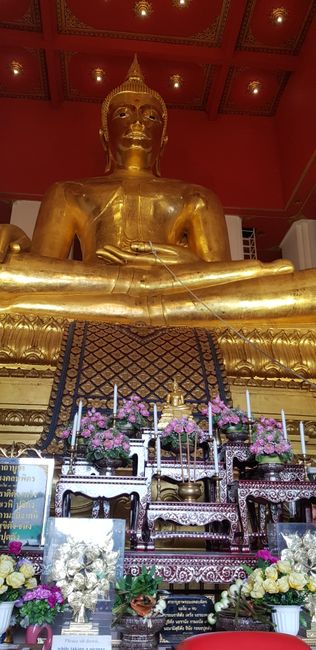 Übrigens: Fotos von einer Buddhastatue dürfen nur im Sitzen gemacht werden! Das zeugt von Respekt...💁‍♀️