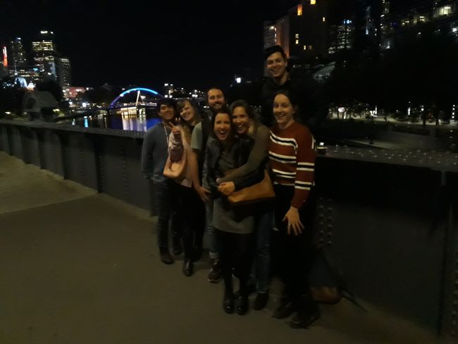 Una velada con compañeros de trabajo, compañeros de cuarto y amigos en Melbourne en un bar y club :-)