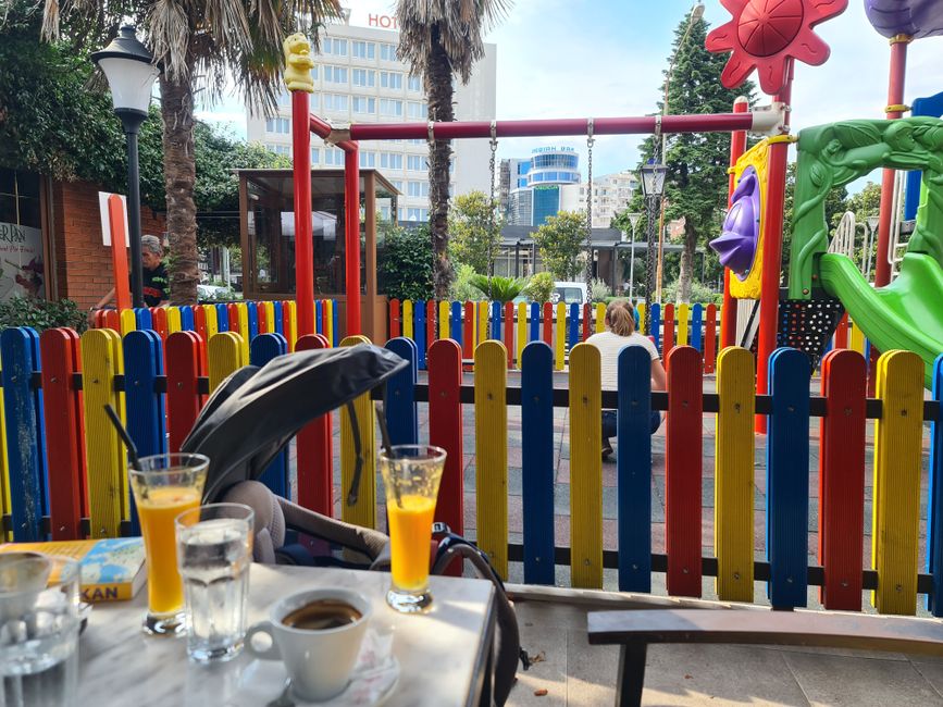 Positiv viel uns direkt auf, viele Cafés in Albanien besitzen einen eigenen Spielplatz. Perfekt für Kaffee- und Spielplätzen.