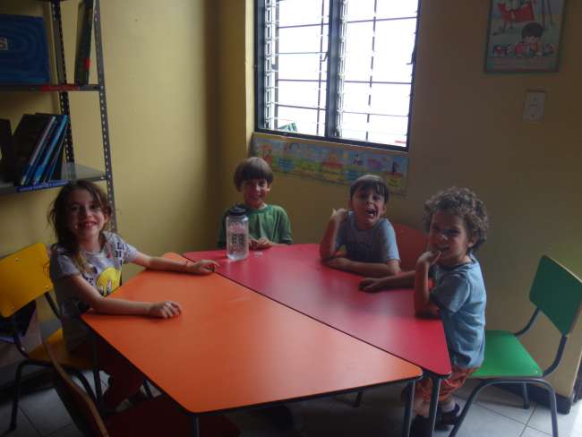 Kosta Rika'da maymunlar ve çocuklar arasında