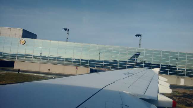 In der Fensterfront kann man unser Flugzeug erkennen