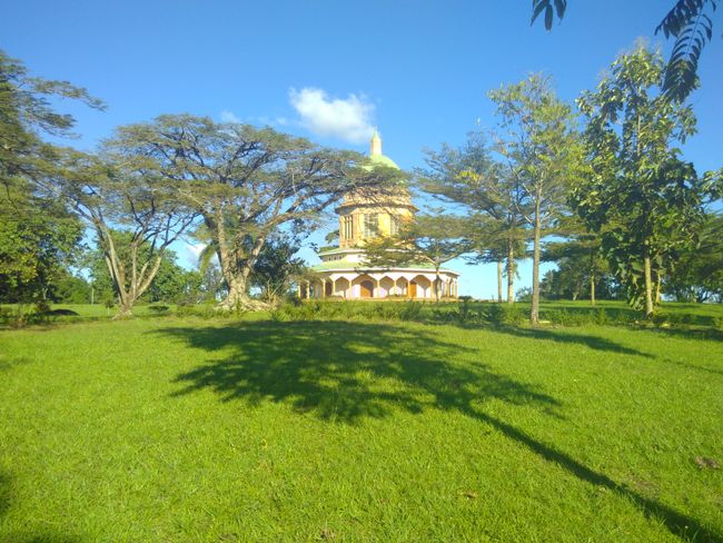 Der Bahai Tempel in Kampala und sein schöner, so friedlicher Garten im hektischen und lauten Kampala