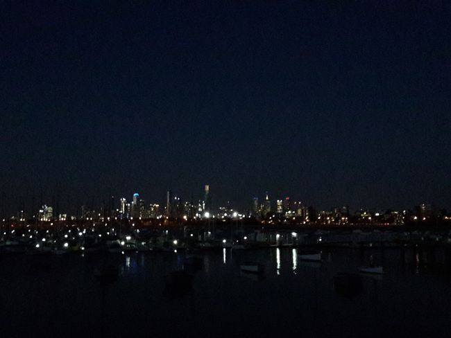 Blick auf die Stadt bei Nacht 