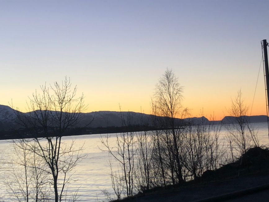 Sonnenuntergang kurz vor der Fähre nach Lavik