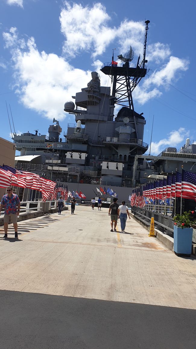 USS Missouri è Waikiki Beach, ghjornu 20