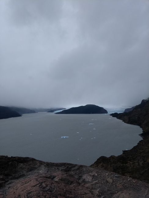 Gletscher Grey im Hintergrund mit Eisbergen auf dem Lago Grey