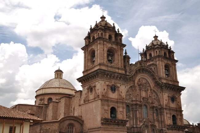 ... of the gigantic Iglesia de la Compañía de Jesús