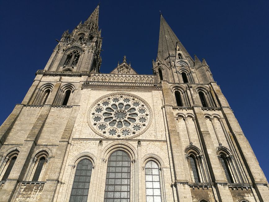 Chartres. Ein keltischer spiritueller Ort. Mittlerweile verborgen. Oder auch verdrängt von dieser Kirche.