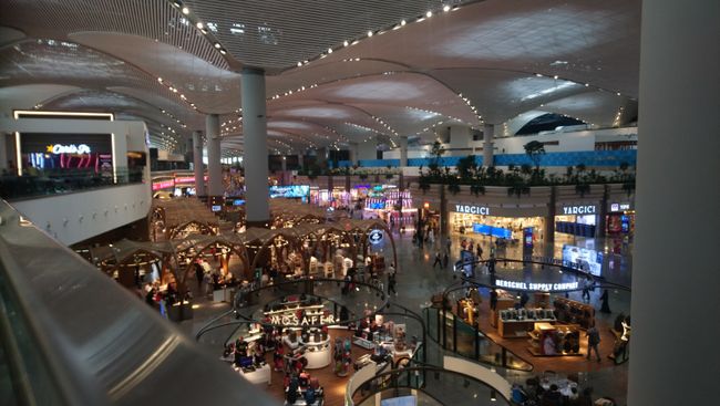Und so sieht es in der Shopping Mall, äh Flughafen, in Istanbul aus.