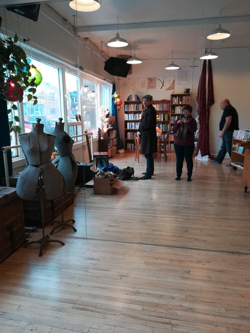 Poetry book shop "Knife|Fork|Book", der Laden teilt sich den Platz mit einem Tanzstudio
