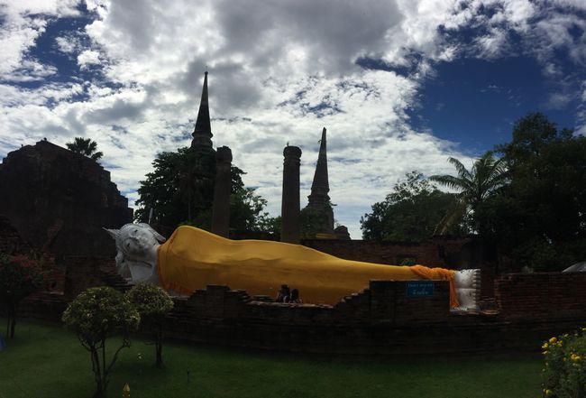 Impressive reclining Buddha