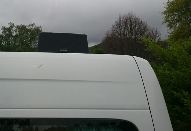 Die schwarze Plastikwanne zur Abdeckung des offenen Dachs. Das funktioniert natürlich nur beim stehenden Auto.