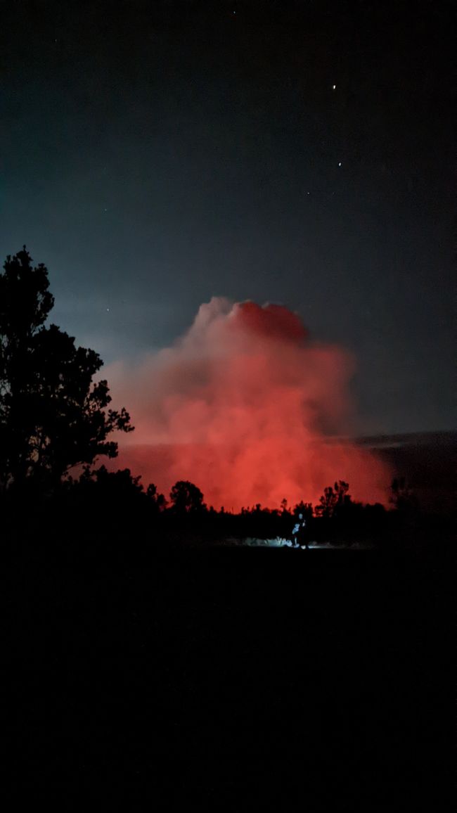 Der rote Himmel zeigt schon die aktive Lava