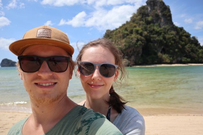 Martin und Vanessa auf einer Insel vor einer Insel.