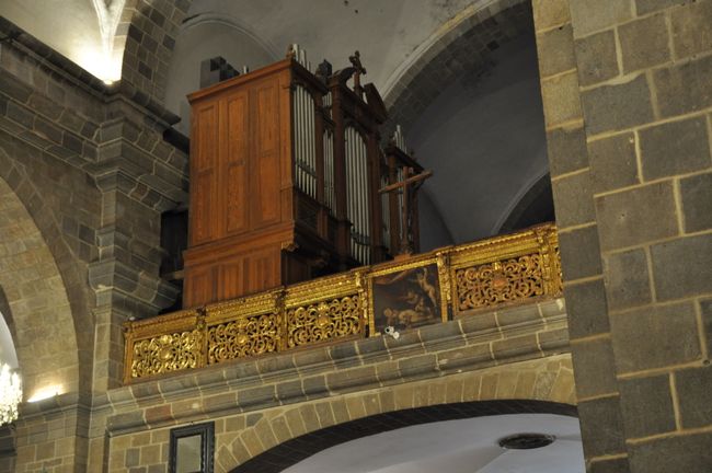Unfortunately, we were prevented from taking a photo of the restored organs from the 17th century in the cathedral (turn off the camera! TURN IT OFF!!!); therefore, we have to make do with the broken organ of San Francisco