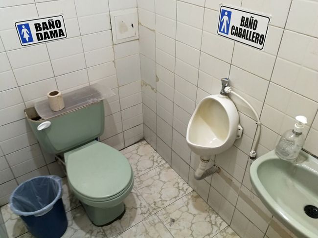 Auch in den WC-Anlagen herrscht manchmal Platzmangel, dafür aber Gleichberechtigung.