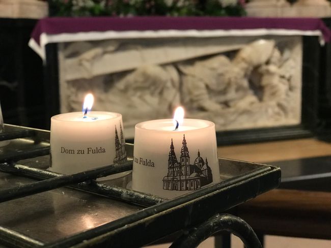 Zwei Kerzen für die verstorbene Agnes in Bussum