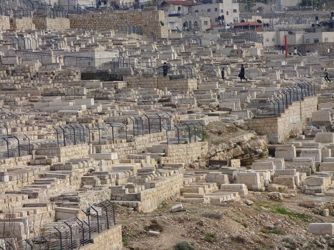 Blick auf den Friedhof auf dem Ölberg, wo die bestatteten Juden auf den Messias warten