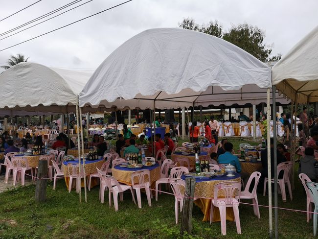 Laotische Hochzeit: Plastikstühle dürfen natürlich nicht fehlen
