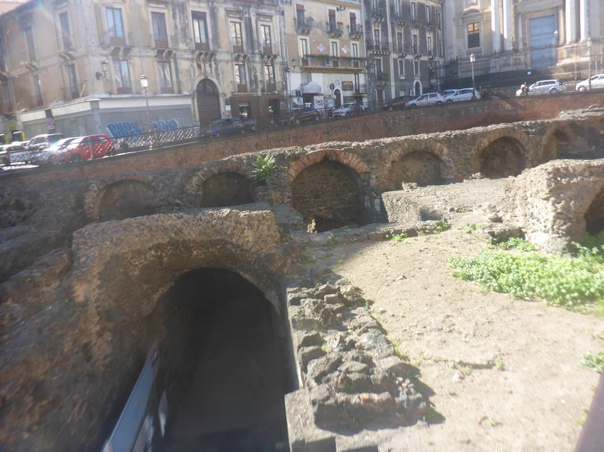 Das fast versunkene römische Stadion in Catania 