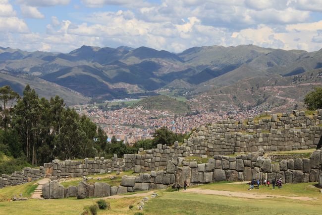 Inka-Stätte Sacsayhuaman und Cusco im Hintergrund