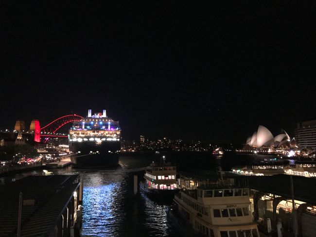 Sydney Cove bei Nacht mit der Queen Mary 2 im Hafen