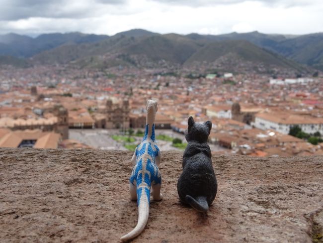 Romantisches Sightseeing auf dem Kirchenturm über dem Hauptplatz Cuscos