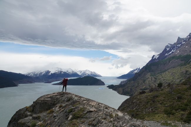 Ein erster Blick auf den Lago Grey und den Gletscher der ihn speist