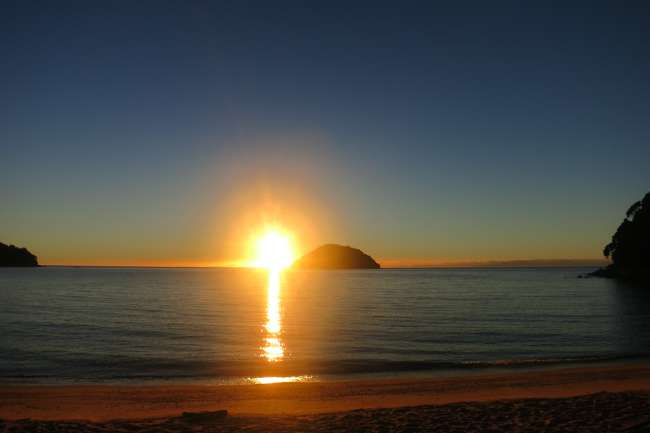 Sonnenaufgang am Onetahuti Bay